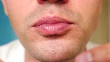 yakın çekim, adam yiyor, fast food, tavuk nuggets, kanatları ve patates kızartması.