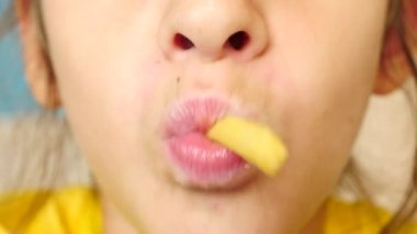 yakın çekim, kız yiyor, fast food, tavuk nuggets, kanatları ve patates kızartması.