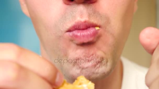 Close-up, man eet, fastfood, Franse frietjes, kipnuggets en vleugels. — Stockvideo