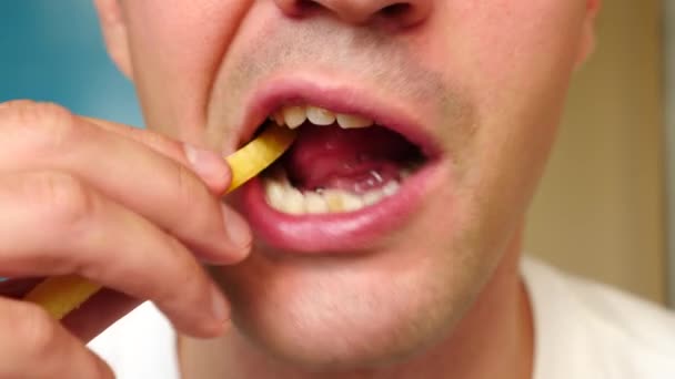 Close-up, man eet, fastfood, Franse frietjes, kipnuggets en vleugels. — Stockvideo