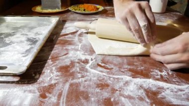 pizza pişirme hamur, adam kneads, Aile mutfakta yemek. 4 k. yakın çekim