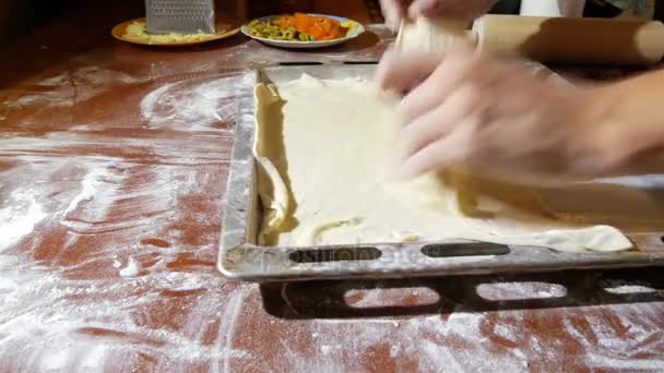 Mannen knådar degen, matlagning pizza, familjen matlagning i köket. 4 k. närbild — Stockvideo