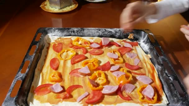 Közelkép, kezét terjedt a tésztát, pizza töltelék. főzés pizza, a család a konyhában a főzés. 4k — Stock videók