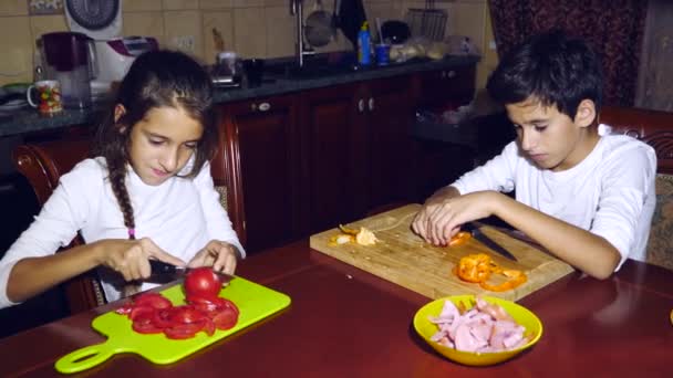 Hermano y hermana cortaron un relleno para pizza. cocinar pizza, la familia está cocinando en la cocina. 4k — Vídeo de stock