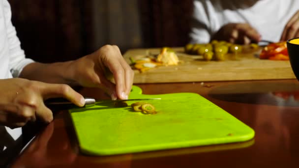 Primer plano. hermano y hermana cortaron un relleno para pizza. cocinar pizza, la familia está cocinando en la cocina. 4k — Vídeo de stock