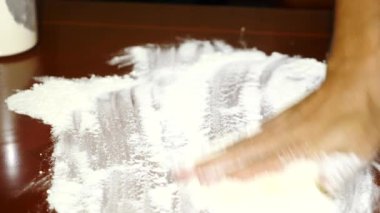 pizza pişirme hamur, adam kneads, Aile mutfakta yemek. 4 k. yakın çekim