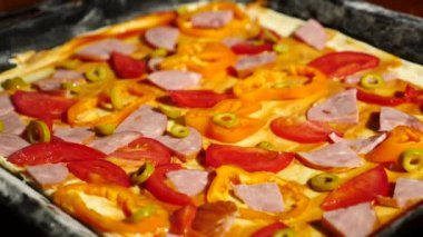 yakın çekim, eller üzerinde hamur pizza için dolgu yayıldı. pişirme pizza, Aile mutfakta yemek pişiriyor. 4k