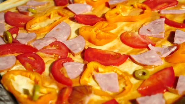 Detail, ruce šíří náplň na těsto na pizzu. vaření pizza, rodina je vaření v kuchyni. 4k — Stock video