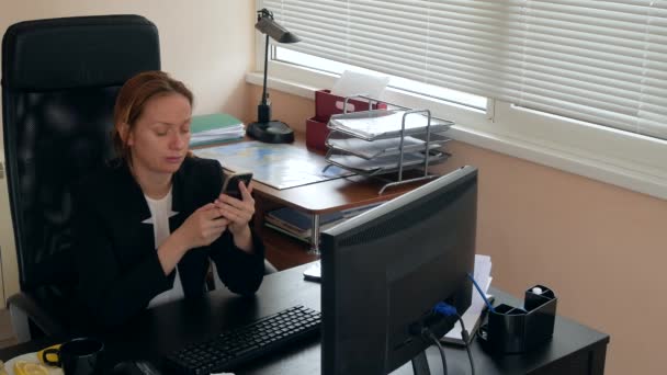 Γυναίκα των επιχειρήσεων άρρωστοι με γρίπη φυσούν τη μύτη στον ιστό. στο γραφείο. 4k — Αρχείο Βίντεο