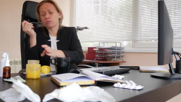 Femme d'affaires malade avec la grippe qui se mouche dans les tissus. dans le bureau. 4k — Video