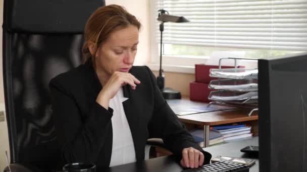 Kobieta biznesu chorych z grypy dmuchanie nosa w tkance. w biurze. 4k, zwolnionym tempie — Wideo stockowe