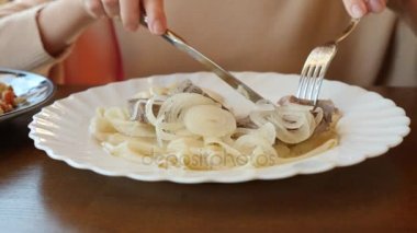 biri Ulusal mutfağı restoranında beshbarmak yiyor. 4k, ağır çekim. yakın çekim