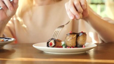 Biri milli mutfağının patlıcan ceviz ile bir lokantada yemek yer. Fındık, otlar ve nar taneleri ile lezzetli kızarmış patlıcan. Bir fincan Gürcü mutfağı.