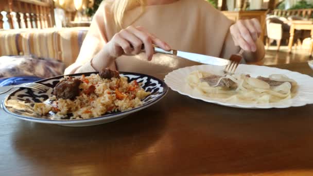Alguien come beshbarmak en el restaurante de cocina nacional. 4k, cámara lenta. primer plano — Vídeos de Stock