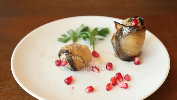 Кто-то ест в ресторане национальной кухни баклажаны с грецкими орехами. Вкусные жареные баклажаны с орехами, травами и семенами граната. Грузинское блюдо . — стоковое видео