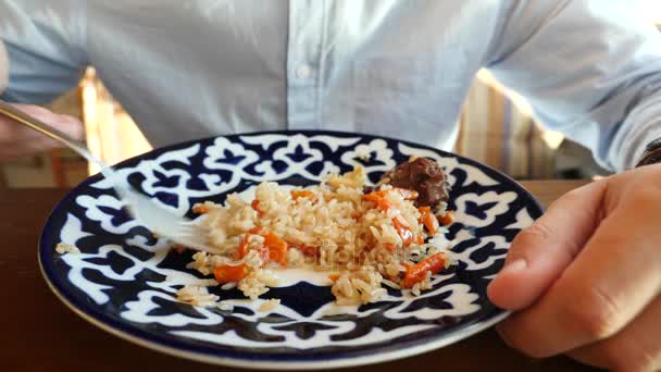 Alguém come pilaf em um restaurante de cozinha nacional. 4k, câmera lenta — Vídeo de Stock