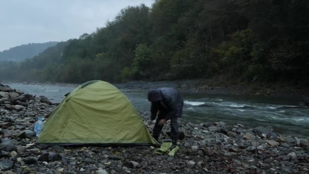 4 k. en kille nära turist tält på en berg-floden. — Stockvideo