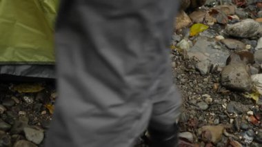 4 k. adam koyar bir turist çadır bir dağ nehir kıyısında.