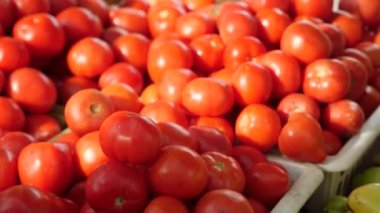 Sağlıklı meyve yemek güzel dinamik görünümünü. domates ve biber üstünde belgili tanımlık sayaç. 4 k. ağır çekim