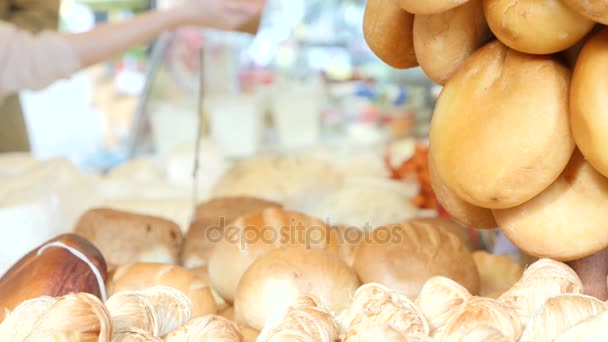 Queijo defumado no balcão no bazar. 4k . — Vídeo de Stock