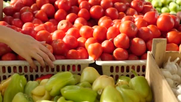 Μια όμορφη δυναμική προβολή των τροφίμων υγιή φρούτα. ντομάτες και πιπεριές στον πάγκο. 4 k. αργή κίνηση — Αρχείο Βίντεο