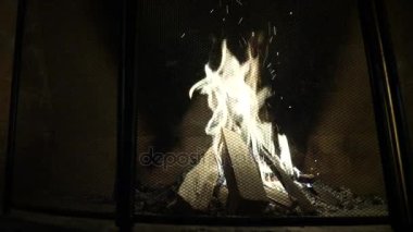 Bir şömine ateş. 4k, ağır çekim