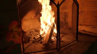 Bir şömine ateş. 4k, ağır çekim