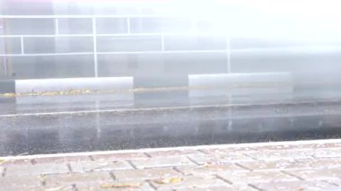 Otomobil trafik yağmur, şehir araç sürücüsü tarafından ıslak asfalt hava. 4k, zaman atlamalı