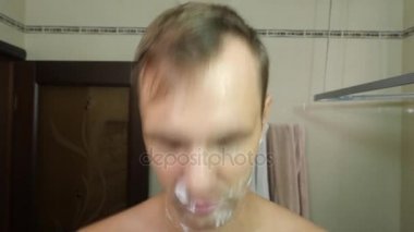 Adam yüzünü tıraş. yakışıklı adam banyoda tıraş. 4 k. zaman atlamalı
