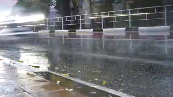 Coches lluvia de tráfico, vehículos de la ciudad conducir por, clima asfalto húmedo. 4k, lapso de tiempo — Vídeo de stock