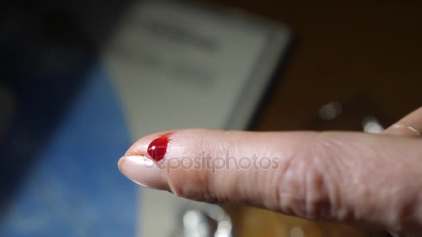 Кровь, вытекающая из раны указательного пальца женщины. 4k — стоковое видео
