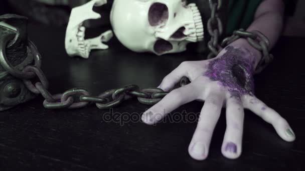 Eine schreckliche Hand mit einer blutigen Wunde wird an eine Eisenkette gefesselt. Handmonster an Halloween. 4k, Zeitlupe — Stockvideo