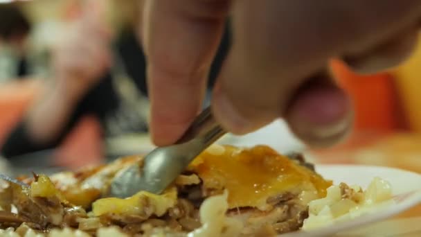 Κάποιος τρώει μια μπριζόλα με μανιτάρια με ένα μαχαίρι και το πιρούνι σε ένα εστιατόριο. 4 k, αργή κίνηση, γκρο πλαν. — Αρχείο Βίντεο