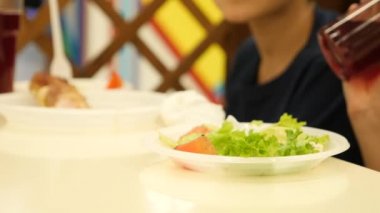 birisi bir fast food Restoran Yunan salatası yiyor. 4k, yavaş hareket yakın çekim