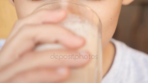 Niño bebiendo un batido, primer plano, 4k cámara lenta . — Vídeo de stock