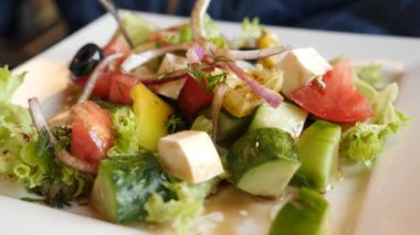 birisi bir fast food Restoran Yunan salatası yiyor. 4k, yavaş hareket yakın çekim