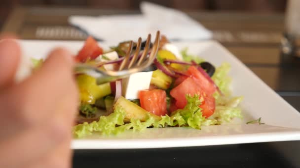 Birisi bir fast food Restoran Yunan salatası yiyor. 4k, yavaş hareket yakın çekim — Stok video