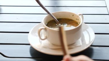 Borsch ekşi krema, karıştırma, yakın çekim kafe ya da Restoran servis. 4k, ağır çekim