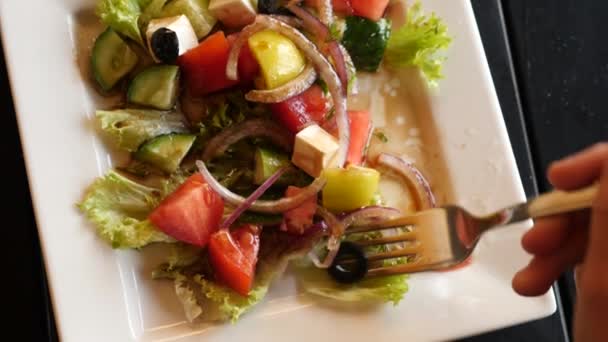 Alguien está comiendo una ensalada griega en un restaurante de comida rápida. 4k, primer plano en cámara lenta — Vídeo de stock