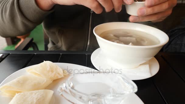 O homem esmigalha o lavash seco na sopa de Hash - prato nacional armênio. 4k câmera lenta, close-up — Vídeo de Stock