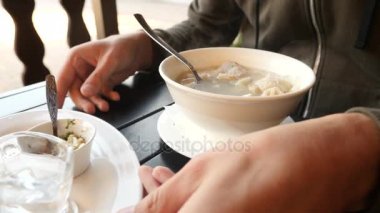 Adam kuru silindir Mini değirmenler karma çorba - Ermeni Ulusal yemeğin içine dökülür. 4 k yavaş hareket, yakın çekim