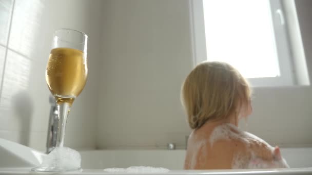 Blondine trinkt Wein beim Baden. 4k, Zeitlupe — Stockvideo