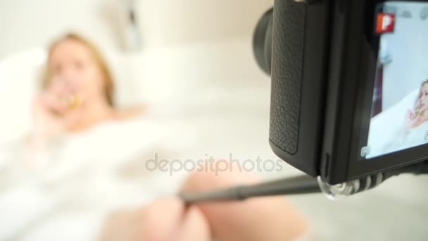 Blog, tecnologia, video blog, media. felice donna sorridente o blogger con una macchina fotografica che registra video in bagno con un bicchiere di vino. 4k, rallentatore — Video Stock