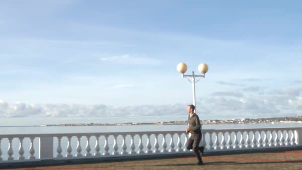 一个男人沿着海边跑。4k、慢动作. — 图库视频影像