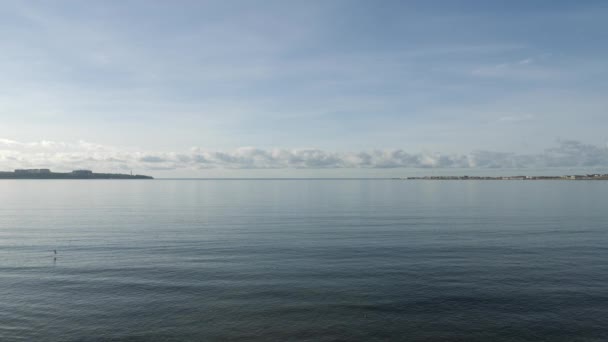 Морской залив, бухта с видом на город. 4k, slow motion — стоковое видео