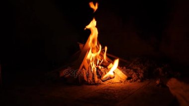 Bir şömine ateş. 4k, ağır çekim