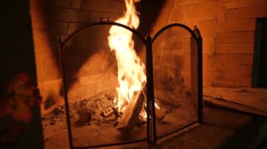 Bir şömine ateş. 4k, ağır çekim