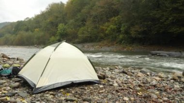 4 k. bir adam ve kız bir koyar bir turist çadır bir dağ nehir kıyısında. Ağır çekim