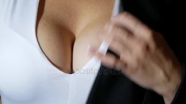 bir kadınla güzel bir göğüs üzerinde siyah bir ceket koyar