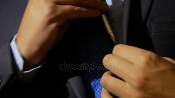 Un hombre de negocios no identificable pone un bolígrafo en el bolsillo interior de su chaqueta . — Vídeo de stock